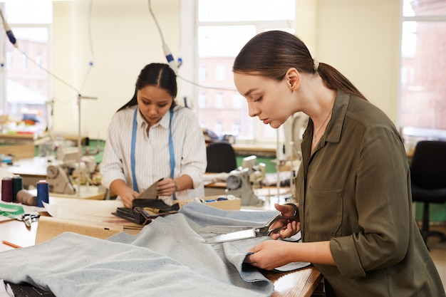 zwei Frauen sind CMT Manufacturing