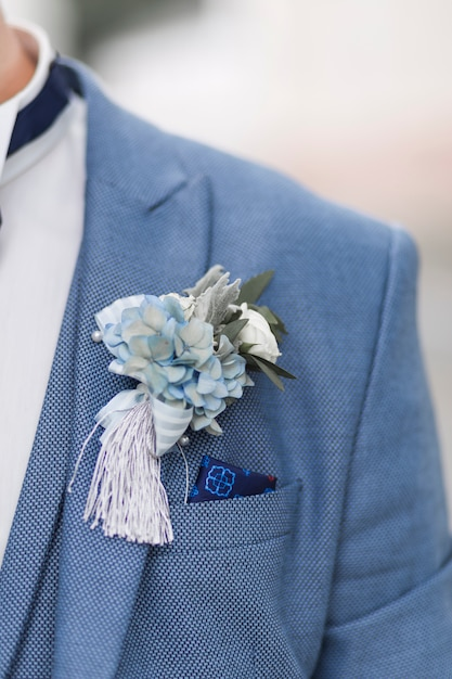 a guest wear a dusty blue suit in summer wedding