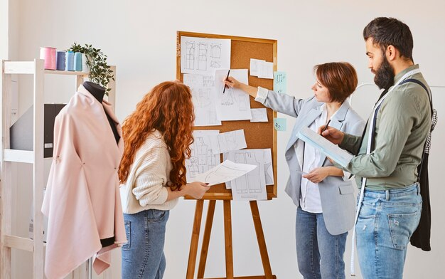 Discutir el diseño de ropa a medida.png