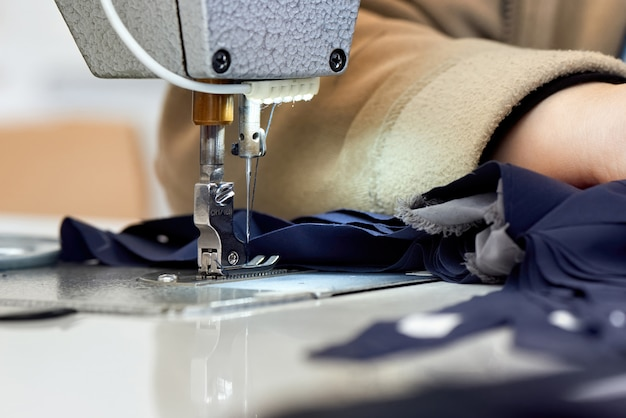 Coudre des vêtements sur la machine à coudre.png
