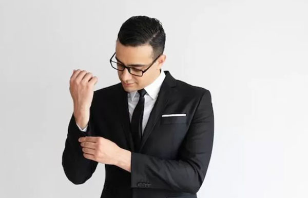 自信満々にスーツを着こなす男.jpg