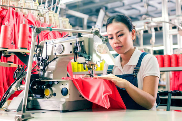 Places for manufacturing.pngで服をカスタマイズする女性